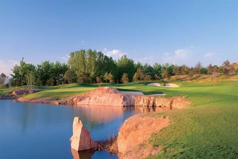 北戴河松石高尔夫俱乐部（Pine Rock Golf Club）球会球场预定