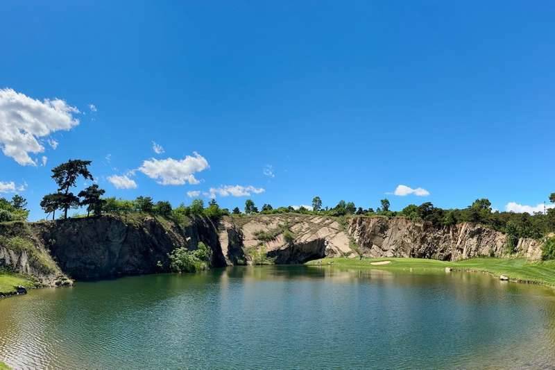 北戴河松石高尔夫俱乐部（Pine Rock Golf Club）球会球场预定